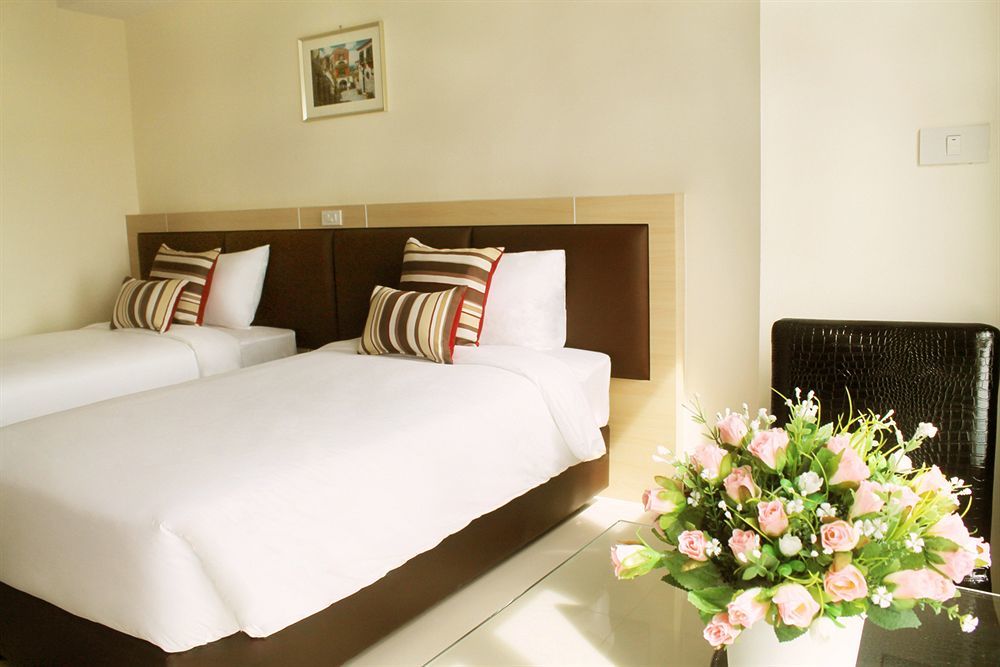 Oyo 234 Tara Grande Hotel & Spa Бангкок Екстер'єр фото