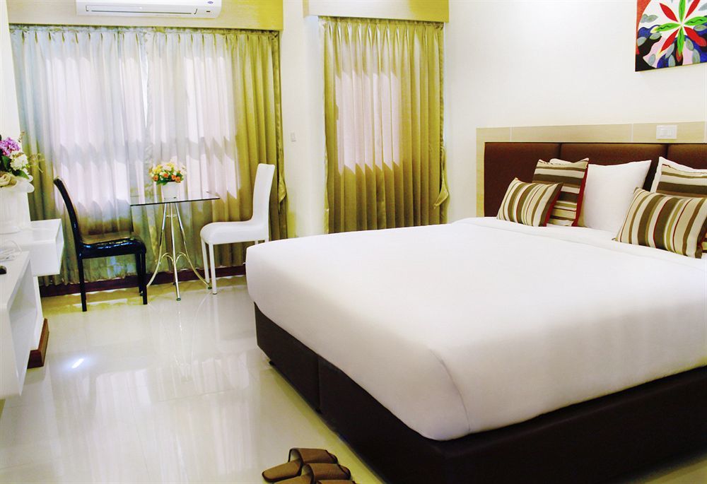 Oyo 234 Tara Grande Hotel & Spa Бангкок Екстер'єр фото