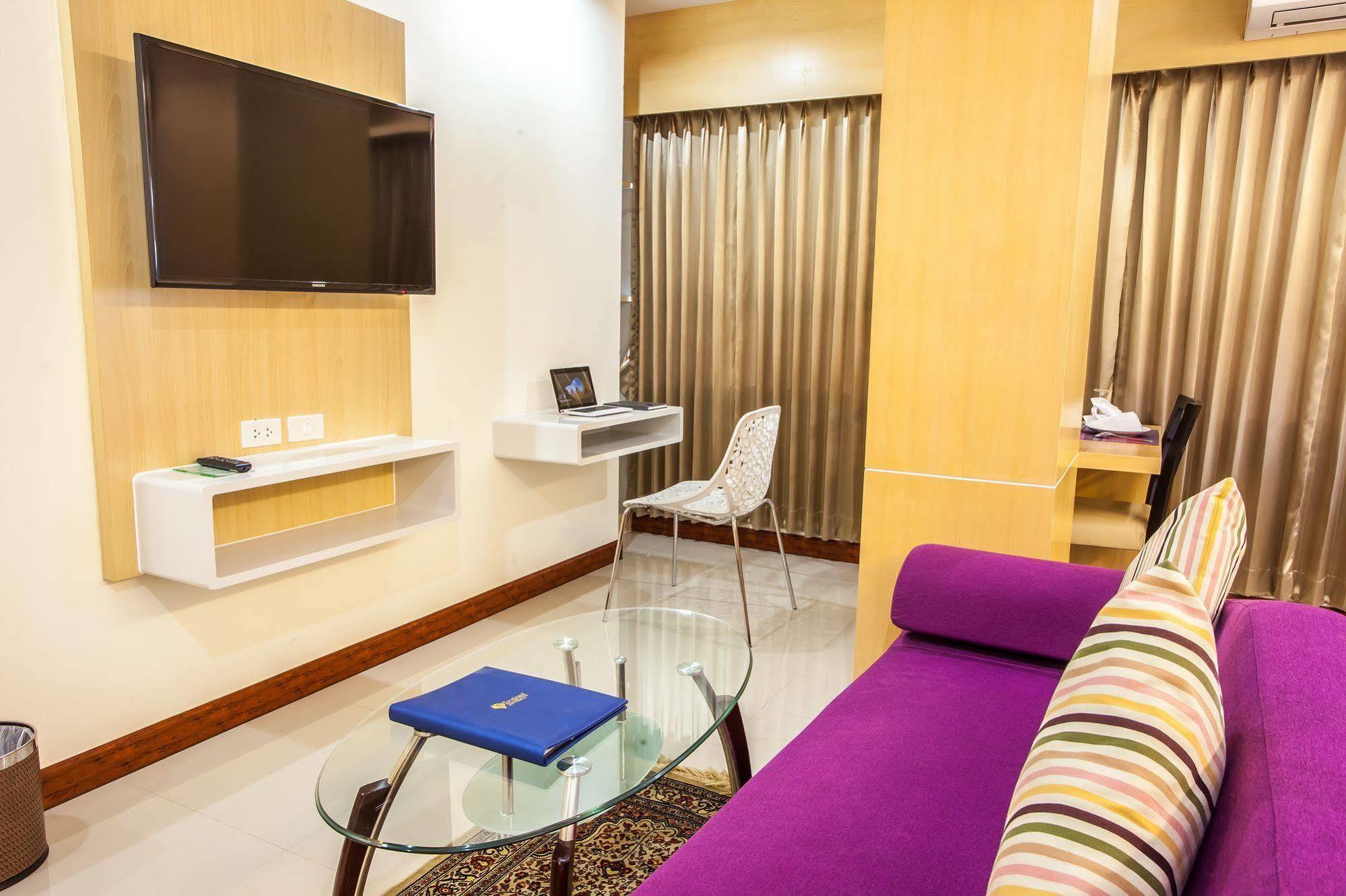Oyo 234 Tara Grande Hotel & Spa Бангкок Екстер'єр фото