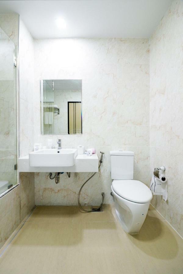 Oyo 234 Tara Grande Hotel & Spa Бангкок Екстер'єр фото
